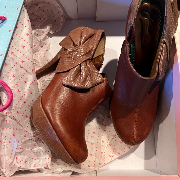 Leather Booties with Bow - Size 7 - Picture 5 of 5